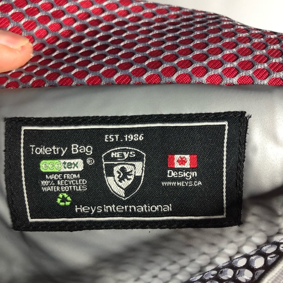 Heye’s pristine toiletry bag in bright red! - Picture 6 of 9